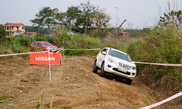 Thử khả năng off-road của Nissan Terra ở Hà Nội