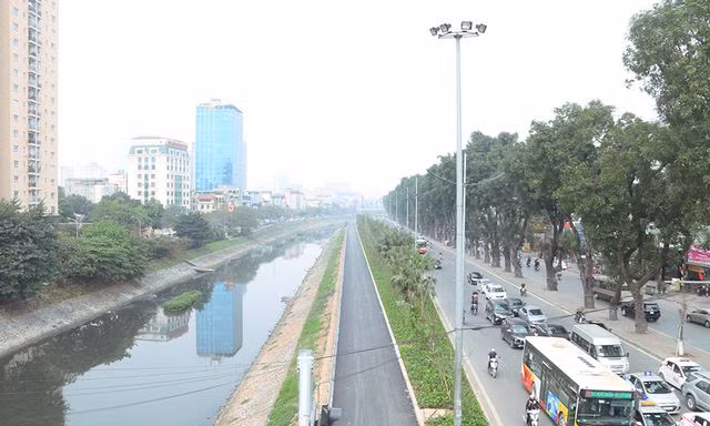 Con đường đi bộ dài nhất Hà Nội: Mới, đẹp nhưng... vẫn bốc mùi