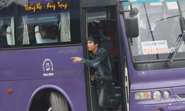 Xe khách tung hoành đường phố thủ đô