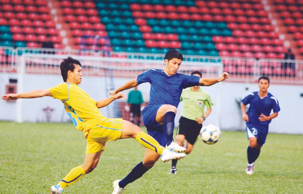 Một pha bóng trong trận Thanh Hóa (vàng) gặp Khánh Hòa tại Vietbank Cup. Ảnh: SMT