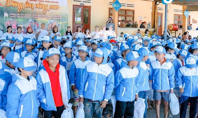 Ai mang áo, mũ in logo trang web cờ bạc tặng hàng trăm học sinh, dân nghèo?