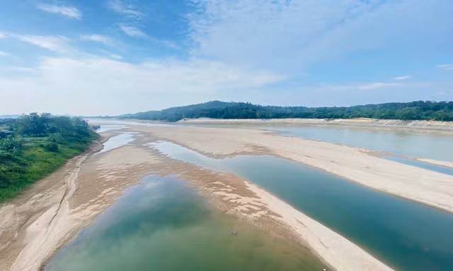 Sông Đà cạn trơ đáy nhìn từ trên cao