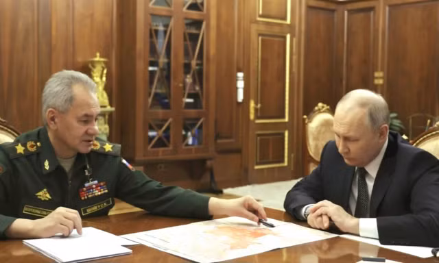 Tổng thống Nga Vladimir Putin trong cuộc họp với Bộ trưởng Quốc phòng Sergei Shoigu. (Ảnh: Sputnik)