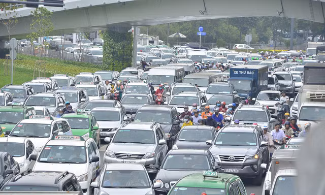 TPHCM tăng kịch trần phí đăng ký ô tô, xe máy