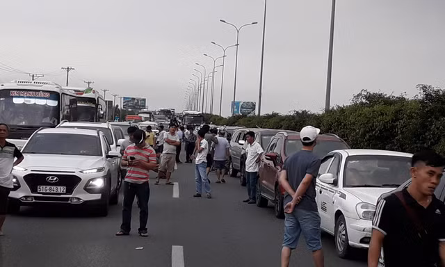 Cao tốc Long Thành kẹt nhiều giờ, dân phá dải phân cách đi bộ về TPHCM