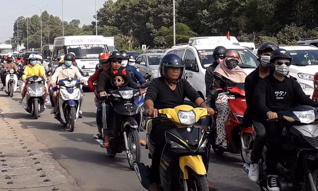 Du khách đổ xô về Vũng Tàu chơi Tết, quốc lộ kẹt cứng