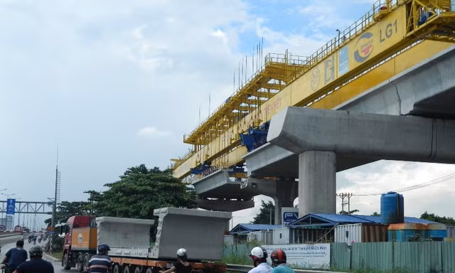 Rào chắn công trình tuyến metro số 1 được phép tồn tại trong dịp Tết