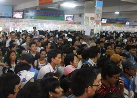 Sinh viên vượt “ải” về quê ăn Tết