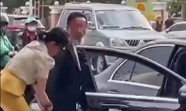 Làm rõ người đi xe Mercedes rút kiếm dọa chém nhân viên môi trường ở Nha Trang