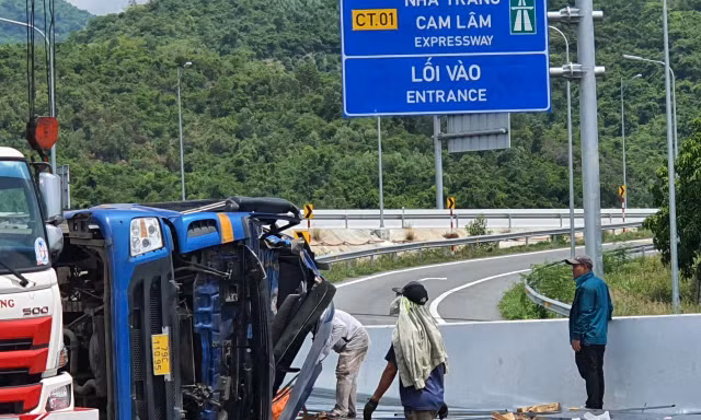 Xe tải bị lật tại lối rẽ cao tốc Nha Trang - Cam Lâm, tài xế và phụ xe tử vong