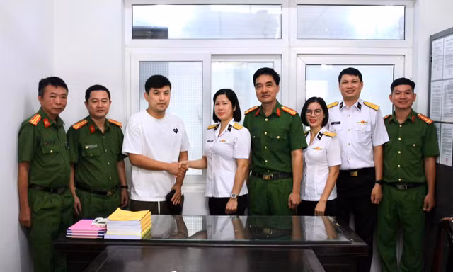 Nữ sĩ quan Học viện Hải quân trao trả hơn 80 triệu đồng cho người nước ngoài bị đánh rơi
