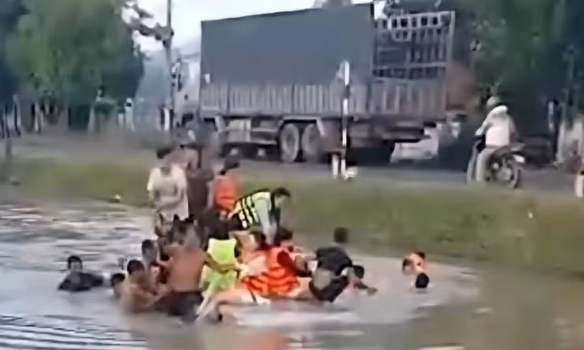 Phú Yên: 13 người trong ô tô thoát chết khi xe lao xuống mương nước sâu