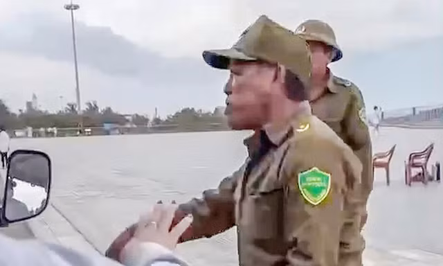 Bảo vệ chửi bới du khách tại tháp Nghinh Phong bị cho ngưng công tác