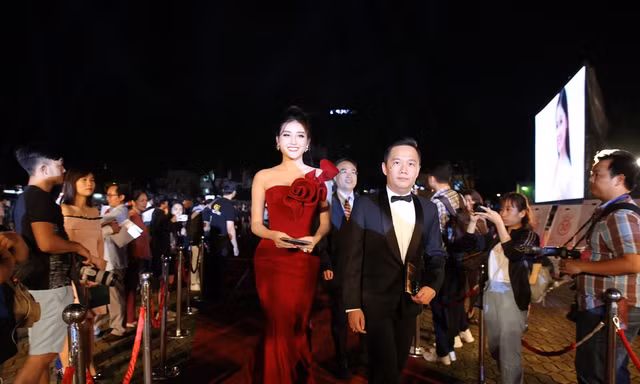 Các hoa hậu sải bước trên thảm đỏ Hoa hậu Việt Nam 2018
