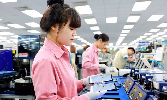 Nhiều “ông lớn” công nghệ nhòm ngó tới Việt Nam. Trong ảnh, công nhân sản xuất điện thoại Samsung. ảnh minh hoạ 