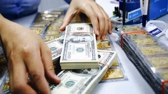 Ngân hàng tăng mạnh giá mua vào USD 