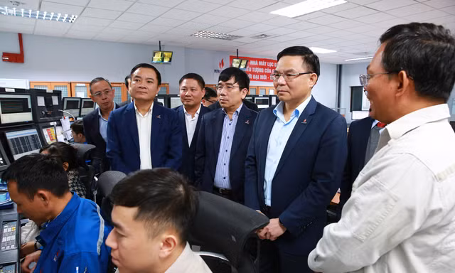 Lãnh đạo Tập đoàn Dầu khí Quốc gia Việt Nam - nay là Tập đoàn Công nghiệp - Năng lượng Quốc gia Việt Nam thăm, kiểm tra công tác vận hành NMLD Dung Quất (tháng 12/2024).