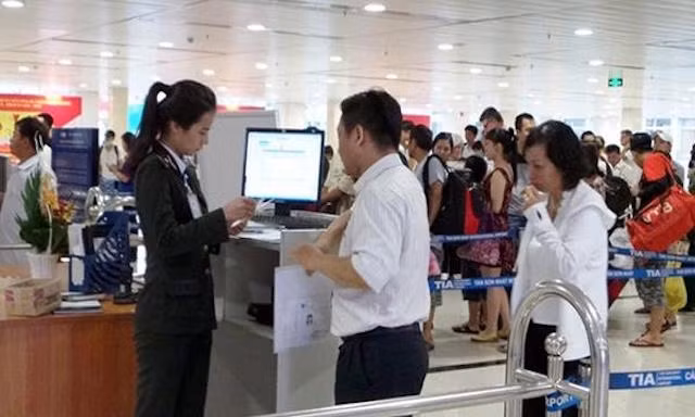 Người dân làm thủ tục xuất cảnh tại sân bay. (Ảnh minh hoạ: Ảnh Vnbusines). 