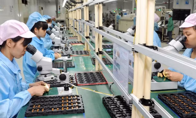 Việt Nam có nhiều điều kiện để phát triển công nghiệp bán dẫn. Trong ảnh, công nhân tại nhà máy lắp ráp vi mạch. (Ảnh minh hoạ, ST). 
