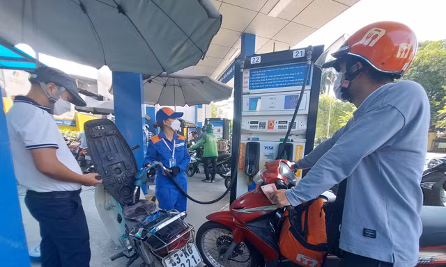 Bộ Tài chính đề xuất thuế bảo vệ môi trường 1.000 đồng/lít trong năm 2023. Ảnh minh hoạ 