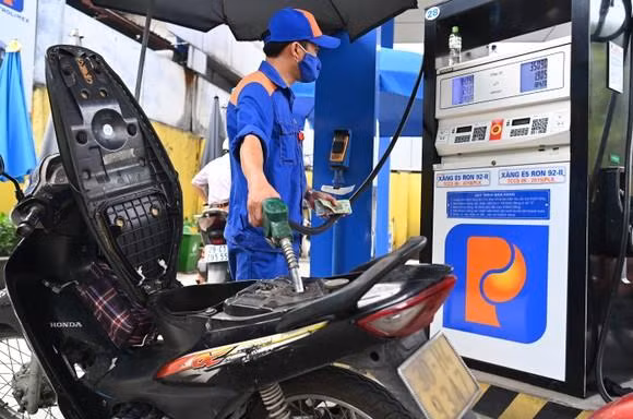 Giảm thuế bảo vệ môi trường với xăng dầu năm 2023. Ảnh minh hoạ