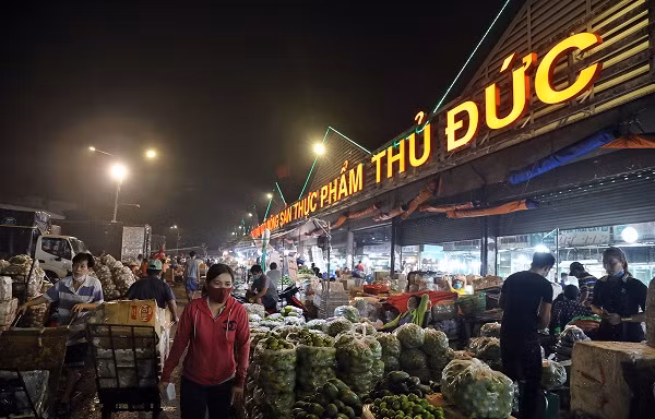 Hơn 700 tấn rau, hoa quả về chợ đầu mối Thủ Đức trong ngày Tết. 