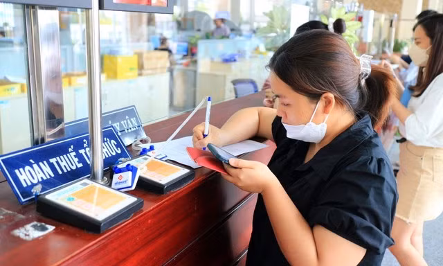 Người doanh, doanh nghiệp làm thủ tục hoàn thuế tại trụ sở cơ quan thuế. (Ảnh minh hoạ,ST). 