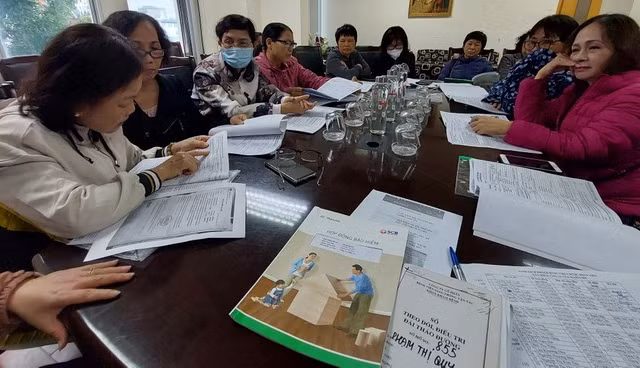 Người dân tới Báo Tiền Phong phản ánh tình trạng gửi tiết kiệm tại SCB bị tư vấn lập lờ, chuyển sang mua bảo hiểm nhân thọ của Manulife.