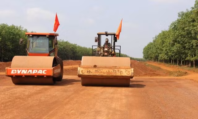 Người lao động làm việc xuyên Tết trên công trường. 