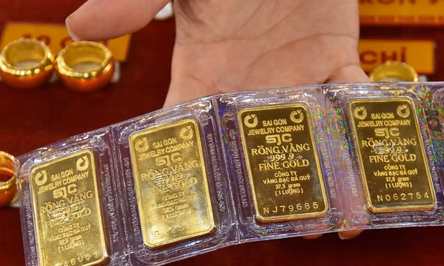 Phiên giao dịch cuối cùng năm 2023, giá vàng tiếp đà lao dốc. (Ảnh minh hoạ, ST). 