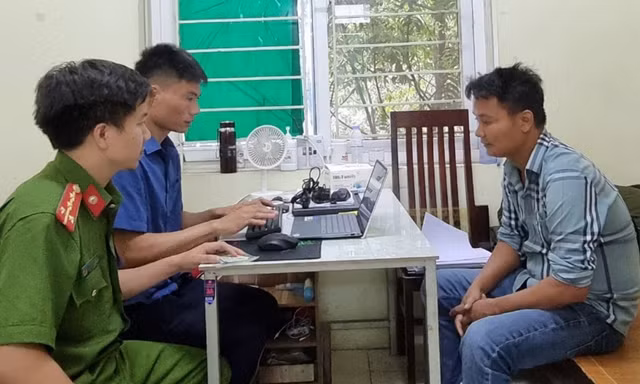 Tạm giữ đối tượng 'thông chốt' kiểm tra nồng độ cồn, tông vào CSGT