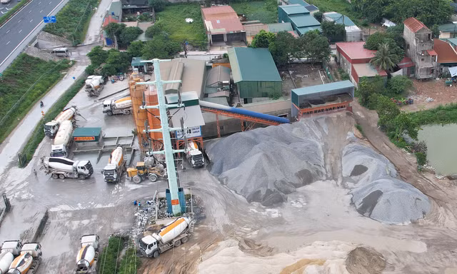 Bị đình chỉ, trạm trộn bê tông vẫn ‘tung hoành’ dưới chân cột điện cao thế ở Hà Nội