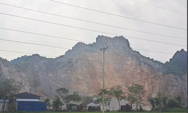 Một công nhân rơi tử vong khi leo núi khai thác đá 