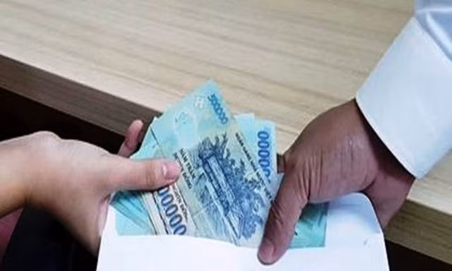 Quay phim nhiều tờ 500.000 đồng trên bàn của CSGT rồi tống tiền