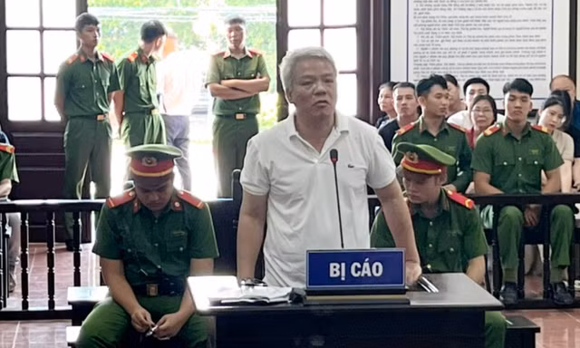 Nguyên giám đốc hợp tác xã lĩnh 12 năm tù vì chiếm đoạt gần 2 tỷ tiền cho thuê ki ốt