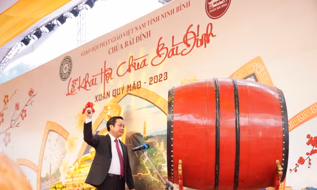 Hàng vạn người đội mưa rét về dự Lễ khai hội chùa Bái Đính năm 2023