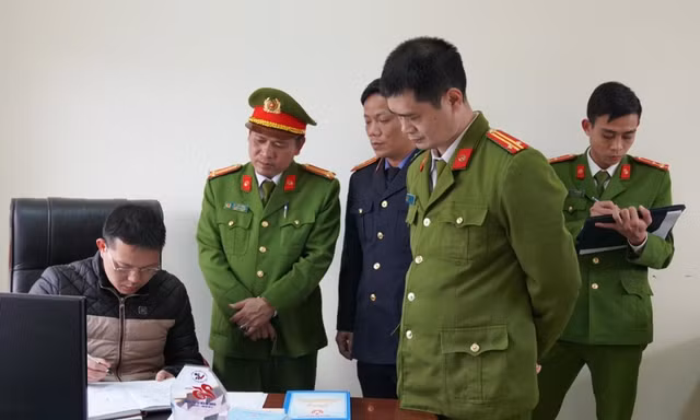 Khởi tố Giám đốc cùng 9 bị can tại Trung tâm đăng kiểm Hoà Bình