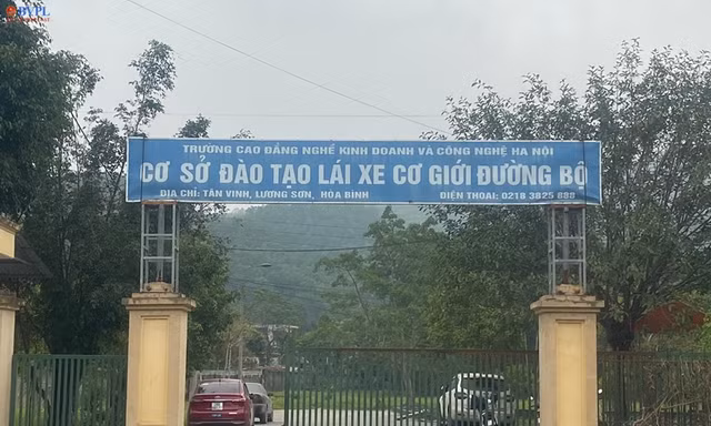 Bắt giám đốc trung tâm sát hạch lái xe ở Hoà Bình