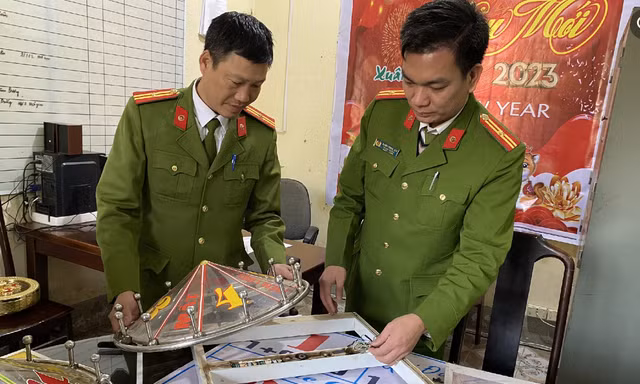 Lật tẩy thủ đoạn lừa đảo bên trong ‘chiếc nón kỳ diệu’ tại điểm du lịch