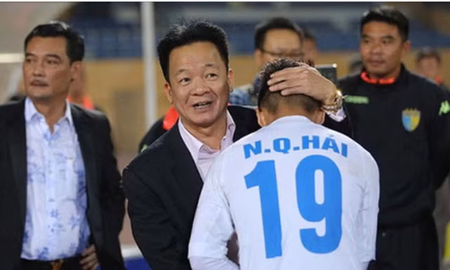 Bầu Hiển chưa lên tiếng sau những ồn ào về chuyện đi hay ở của Quang Hải. 