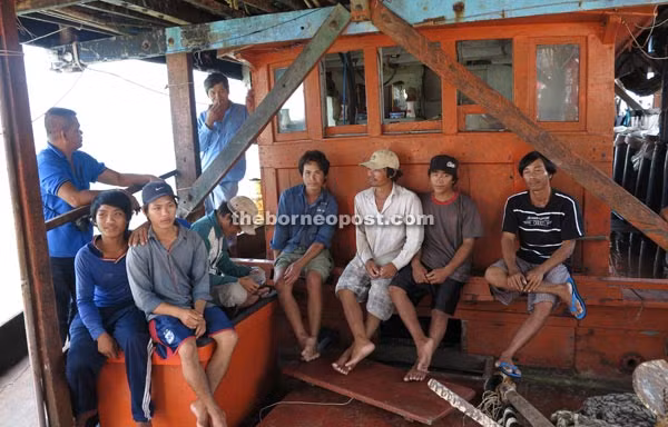 Các ngư dân trên tàu bị cướp biển tấn công