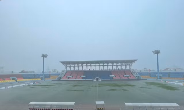 Sân Cẩm Phả ngập úng cục bộ vì mưa lớn khiến cặp đấu giữa Myanmar và Lào phải tạm hoãn. 
