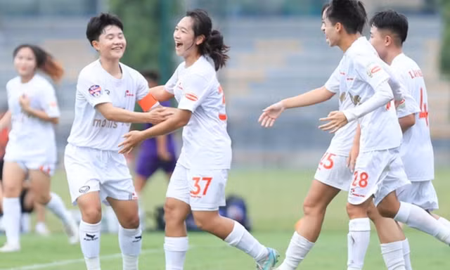 Các cầu thủ U19 Phong Phú Hà Nam ăn mừng chiến thắng trước Vĩnh Phúc (ảnh Hà Trang)