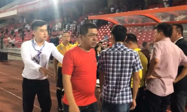 Chủ tịch Văn Trần Hoàn đứng nhìn Trần Tiến Dũng bóp cổ, nhổ nước bọt vào mặt trọng tài Hoàng Ngọc Hà. (ảnh chụp màn hình)