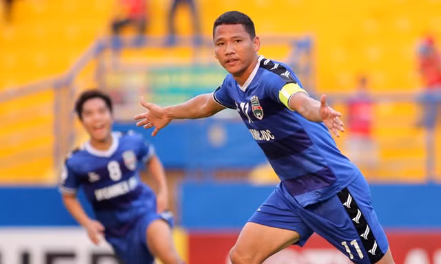Anh Đức ăn mừng bàn thắng vào lưới Shan United. Ảnh: Zing