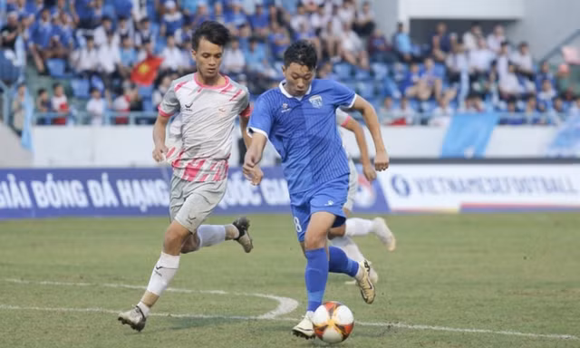 CLB Phú Thọ (trái) bị FIFA đánh rớt hạng vì tiêu cực. 