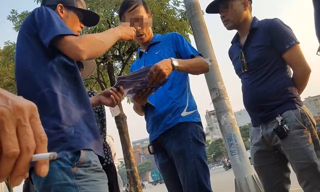 Giá một cặp vé khán đài A mệnh giá gốc 500.000 đồng như thế này bị "hét" lên gần 5 triệu đồng trên mạng. 