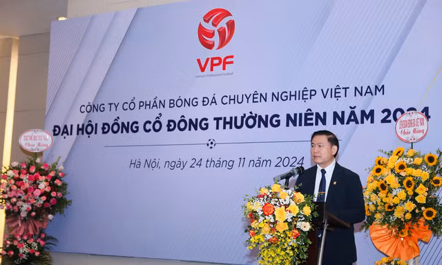 Chủ tịch HĐQT VPF Trần Anh Tú báo cáo về tình hình kinh doanh, tổ chức giải năm 2024 (ảnh VPF)