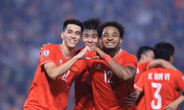 Nguyễn Xuân Son và Tiến Linh ăn mừng bàn thắng ở ASEAN Cup 2024