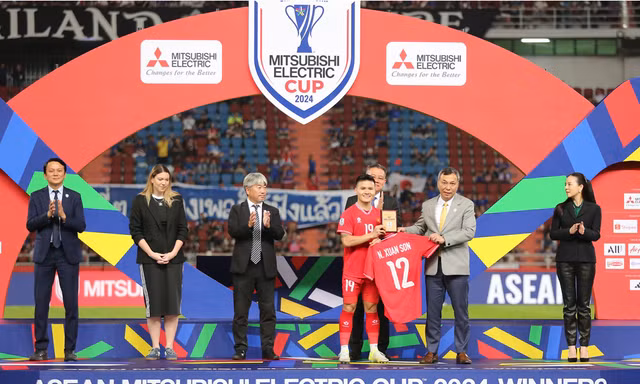 Ông Trần Quốc Tuấn trao danh hiệu cá nhân cho tiền đạo Nguyễn Xuân Son ở ASEAN Cup 2024.